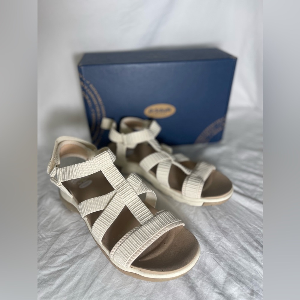 New Dr Scholl’s sandals size 6.5 women’s Adelia Shell beige sandals ❤️‎